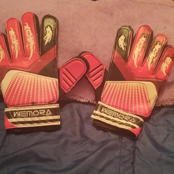 Soccer Goalkeepers Gloves - Picture 4 of 6